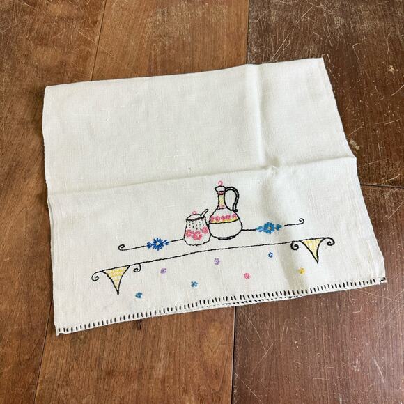 Vintage hand embroidered pitcher‎ table scene tea hand towel cottagecore - Picture 1 of 6